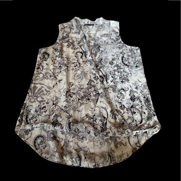 Violet & Claire Tops - 🎀3/$15🎀 Violet & Claire Floral Blouse Size L